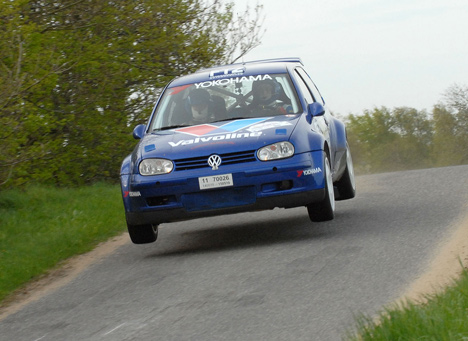 Roskildes danske rallymestre Tim Svanholt og Per Henriksen er klar till at give den fuld gas i deres VW Golf GTI Kit Car i årets tredje DM-rally på lørdag.